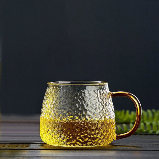 술을 마실 때 투명한 와인 잔이 필요한 이유는 무엇입니까?