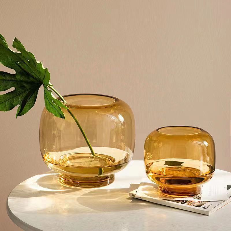 인스타그램에 올릴 만한 큰 배가 있는 둥근 꽃병