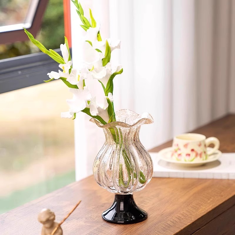 럭셔리한 금빛 빈티지 스타일의 대형 유리 꽃병